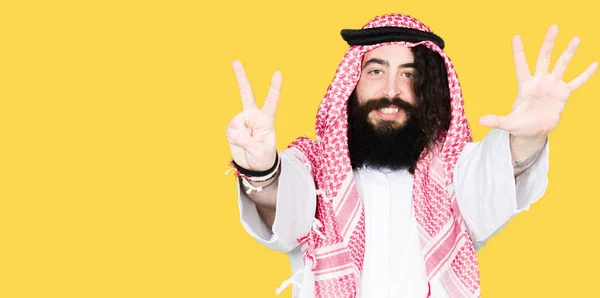 Arabischer Geschäftsmann Mit Langen Haaren Trägt Einen Traditionellen Keffiyeh Schal — Stockfoto