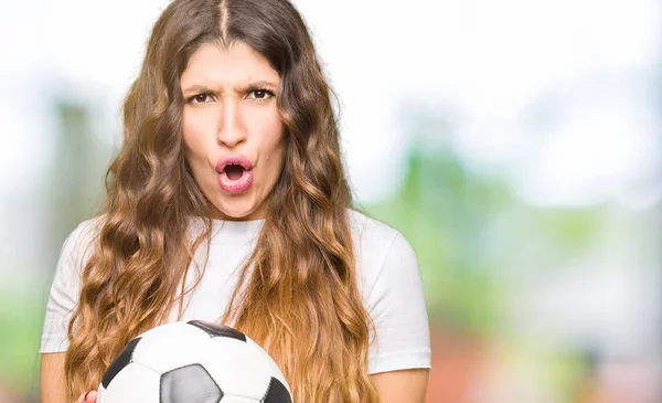 Junge Erwachsene Frau Die Fußballball Der Hand Hält Erschrocken Mit — Stockfoto