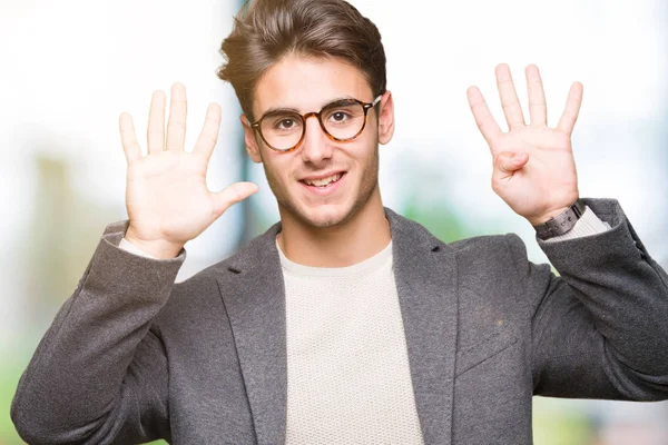 Młody Biznesmen Okularach Białym Tle Wyświetlono Skierowaną Górę Palcami Dziewiątka — Zdjęcie stockowe