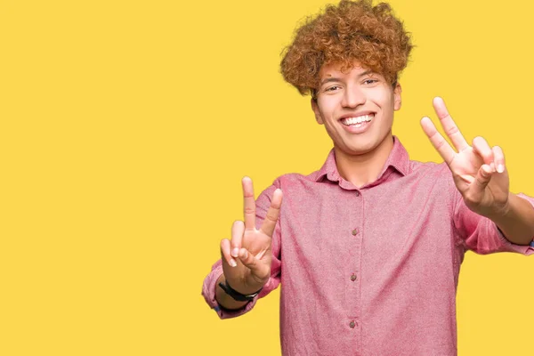 Giovane Uomo Affari Bello Con Capelli Afro Sorridente Guardando Fotocamera — Foto Stock