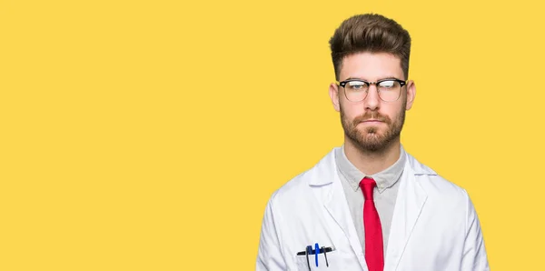 Joven Hombre Científico Guapo Con Gafas Relajado Con Expresión Seria — Foto de Stock