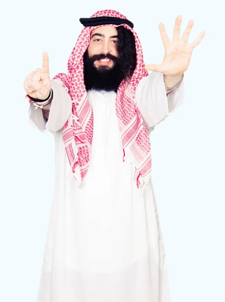 Arabski Człowiek Biznesu Długimi Włosami Sobie Tradycyjny Szalik Kefija Pokazując — Zdjęcie stockowe