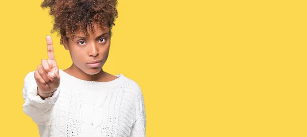 Hermosa Mujer Afroamericana Joven Con Suéter Invierno Sobre Fondo Aislado —  Fotos de Stock