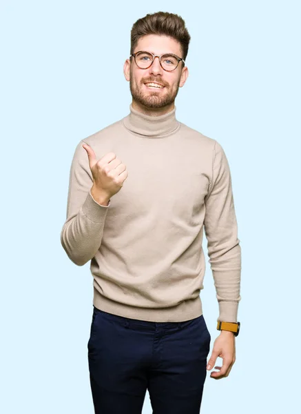 年轻英俊的商人戴眼镜做快乐的大拇指用手的手势 查看显示成功的相机的审批表情 — 图库照片