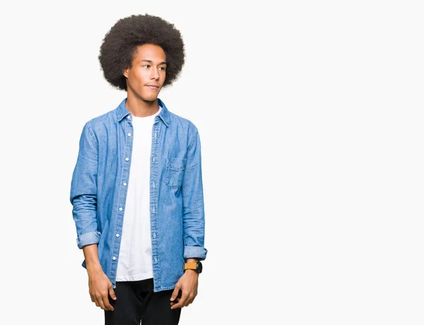 Jovem Americano Africano Com Cabelo Afro Olhando Para Lado Com — Fotografia de Stock