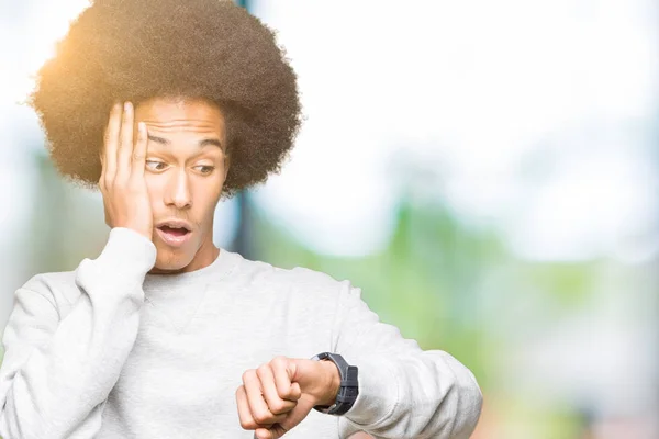 Joven Afroamericano Con Cabello Afro Vistiendo Sudadera Deportiva Mirando Tiempo — Foto de Stock