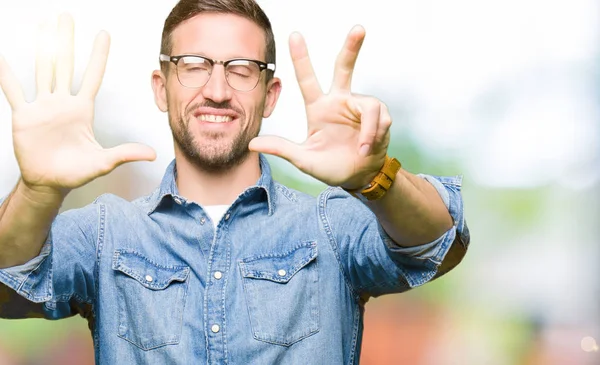 Schöner Mann Mit Brille Der Mit Finger Nummer Acht Nach — Stockfoto