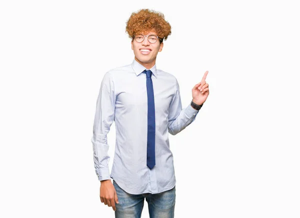 Joven Hombre Negocios Guapo Con Gafas Afro Con Una Gran — Foto de Stock