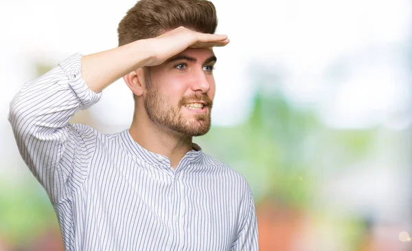 Jeune Homme Beau Très Heureux Souriant Regardant Loin Avec Main — Photo