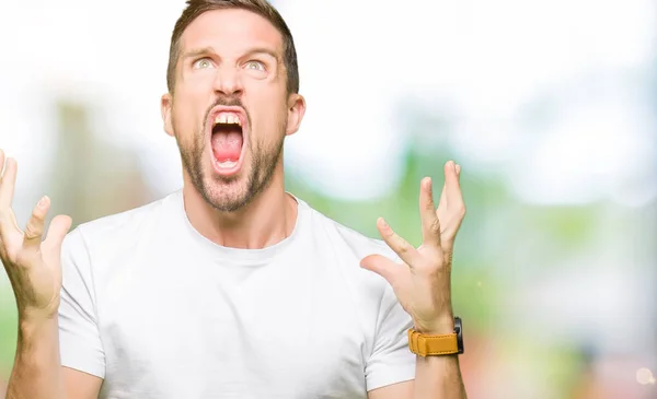 Hombre Guapo Vistiendo Casual Camiseta Blanca Loca Loca Gritando Gritando —  Fotos de Stock