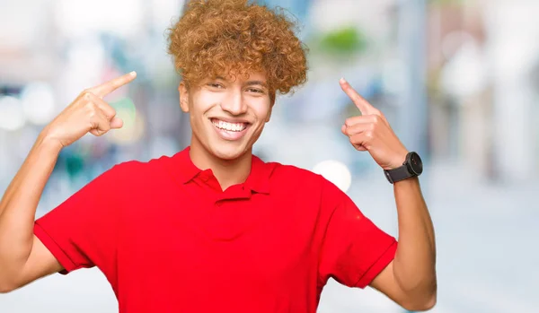 Joven Hombre Guapo Con Pelo Afro Vistiendo Camiseta Roja Sonriendo — Foto de Stock