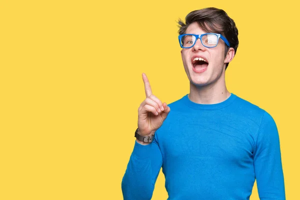 Mladý Pohledný Muž Nosí Modré Brýle Nad Izolované Pozadí Ukazováčkem — Stock fotografie