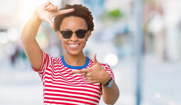 Hermosa Mujer Afroamericana Joven Con Gafas Sol Sobre Fondo Aislado — Foto de Stock