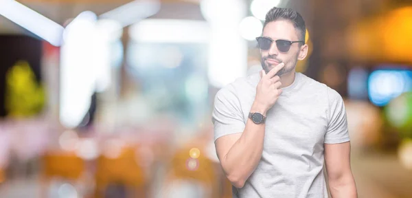 Joven Hombre Guapo Con Gafas Sol Sobre Fondo Aislado Cara — Foto de Stock