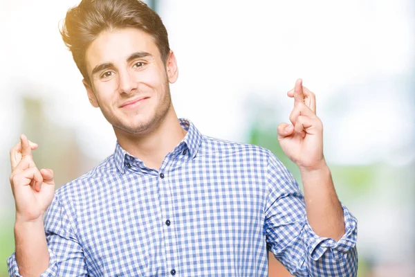 Joven Hombre Negocios Guapo Sobre Fondo Aislado Sonriendo Cruzando Los — Foto de Stock