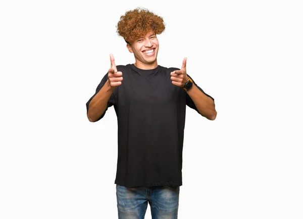 Ung Stilig Man Med Afro Hår Klädd Svart Shirt Pekar — Stockfoto