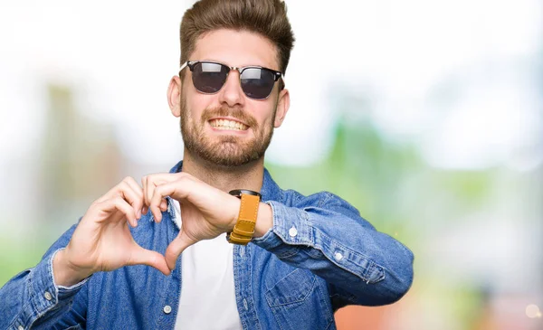 Jeune Homme Élégant Beau Portant Une Veste Jean Souriant Amour — Photo