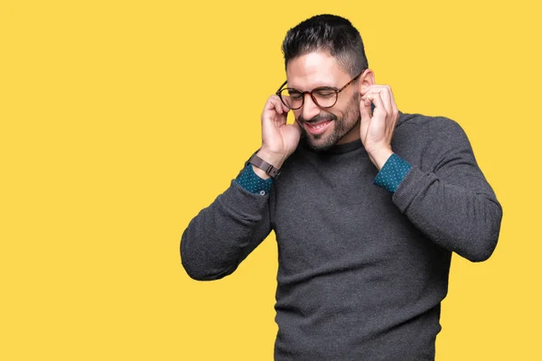 Joven Hombre Guapo Con Gafas Sobre Fondo Aislado Cubriendo Las —  Fotos de Stock