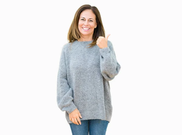 冬のセーターを着た美しい中年女性は 幸せそうな顔で微笑み 親指を上げて横を向いて微笑む — ストック写真
