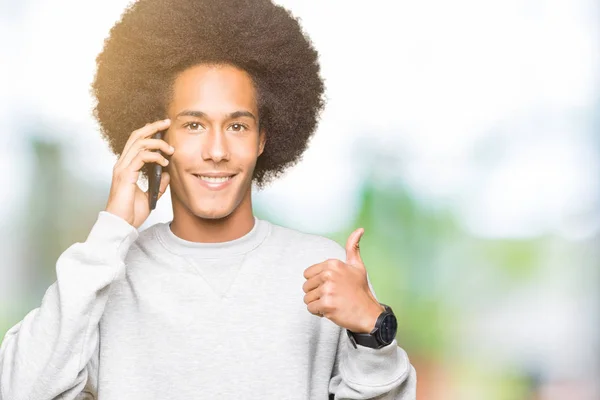 Americký Mladík Afro Vlasy Mluví Smartphone Šťastný Velkým Úsměvem Dělá — Stock fotografie