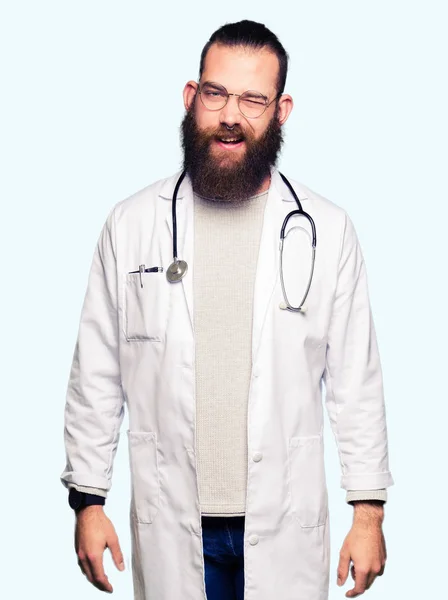 Giovane Uomo Medico Biondo Con Barba Indossa Cappotto Medico Ammiccante — Foto Stock