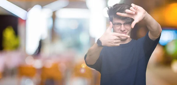 Joven Hombre Guapo Con Gafas Sobre Fondo Aislado Sonriendo Haciendo —  Fotos de Stock