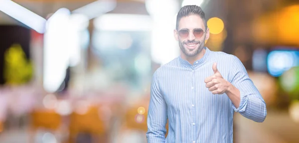 Giovane Bell Uomo Che Indossa Occhiali Sole Sfondo Isolato Facendo — Foto Stock