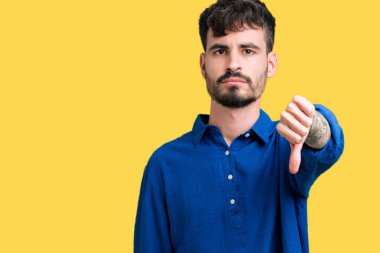 Yakışıklı delikanlı mutsuz ve kızgın ret gösterilen ve başparmak aşağı hareketi ile negatif seyir izole arka plan üzerinde. Kötü ifade.