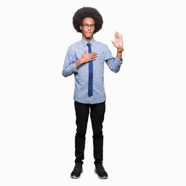 Afro saç giyen ile genç Afro-Amerikalı iş adamı Swearing göğüs ve avuç, el ile bir sadakat sözü yemin yapma gözlük