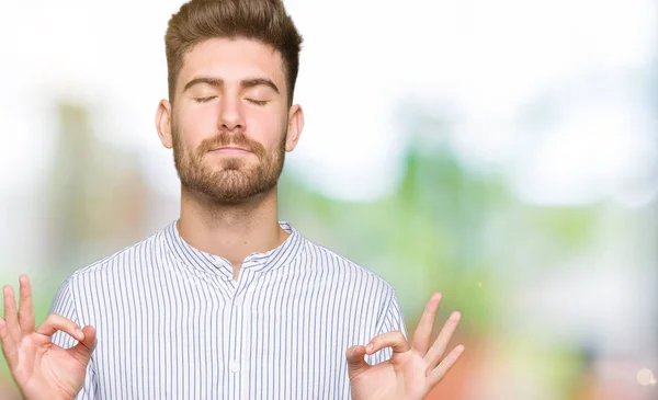 Junger Gutaussehender Mann Entspannt Sich Und Lächelt Mit Geschlossenen Augen — Stockfoto