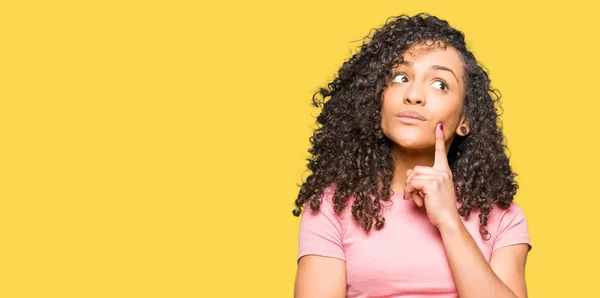 Joven Hermosa Mujer Con Pelo Rizado Usando Camiseta Rosa Con — Foto de Stock