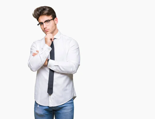 Mladí Obchodní Muž Nosí Brýle Izolované Pozadí Rukou Bradě Přemýšlet — Stock fotografie