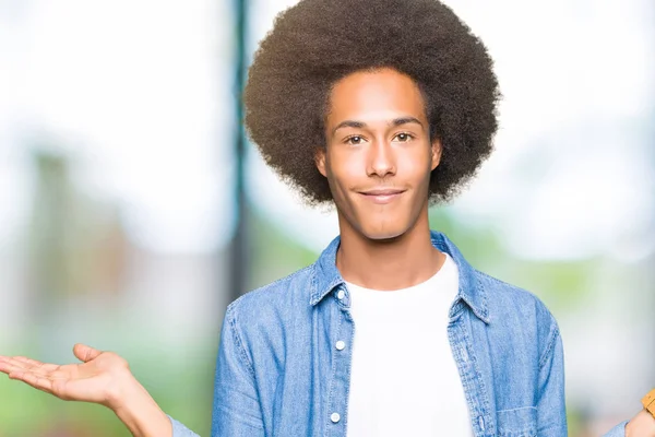 Unga Afroamerikanska Man Med Afrohår Leende Visar Båda Händerna Öppna — Stockfoto