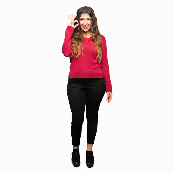 Mujer Hermosa Joven Vistiendo Suéter Rojo Sonriendo Positiva Haciendo Signo —  Fotos de Stock