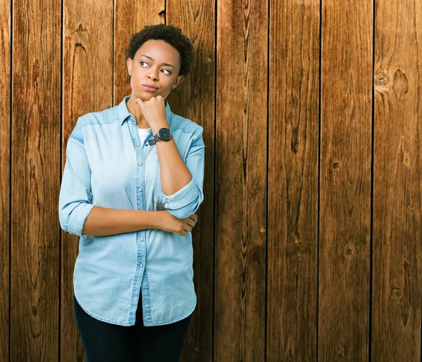 Joven Mujer Afroamericana Hermosa Sobre Fondo Aislado Con Mano Barbilla — Foto de Stock