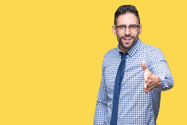 Joven Hombre Negocios Con Gafas Sobre Fondo Aislado Sonriendo Amistoso — Foto de Stock