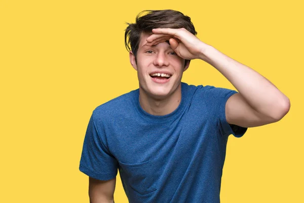 Joven Hombre Guapo Con Camiseta Azul Sobre Fondo Aislado Muy —  Fotos de Stock