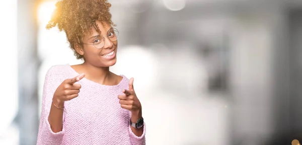 Hermosa Mujer Afroamericana Joven Con Gafas Sobre Fondo Aislado Señalando — Foto de Stock