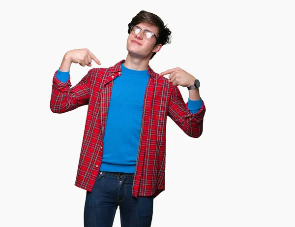 Jovem Estudante Bonito Vestindo Óculos Sobre Fundo Isolado Olhando Confiante — Fotografia de Stock
