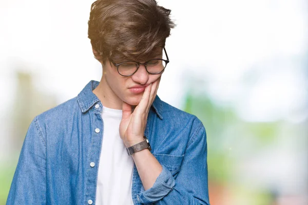 Joven Hombre Guapo Con Gafas Sobre Fondo Aislado Pensando Que —  Fotos de Stock