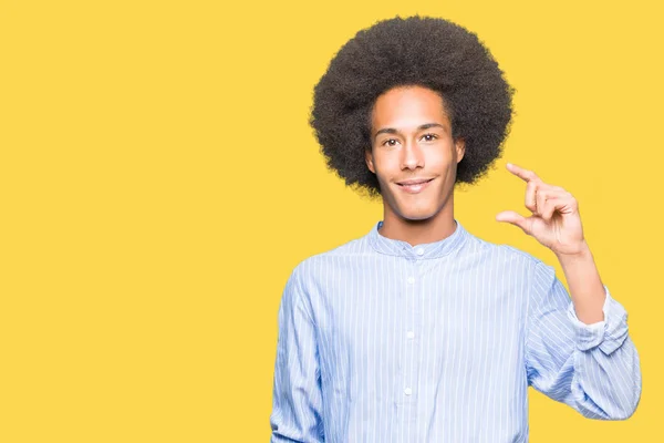 Joven Hombre Afroamericano Con Pelo Afro Sonriente Seguro Gesto Con —  Fotos de Stock