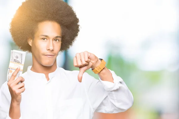 Joven Hombre Afroamericano Con Pelo Afro Sosteniendo Manojo Dólares Con —  Fotos de Stock