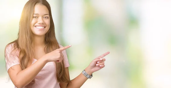 Joven Hermosa Morena Vistiendo Camiseta Rosa Sobre Fondo Aislado Sonriendo —  Fotos de Stock