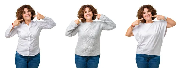 中年高级商务女性穿着白色T恤 在白色孤立的背景上微笑着自信地展示着 并用手指和嘴指着 健康理念 — 图库照片