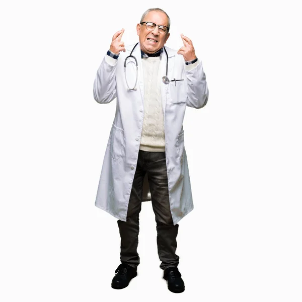 Όμορφος Ανώτερος Γιατρός Άνθρωπος Φορώντας Ιατρική Παλτό Χαμογελώντας Διέλευσης Δάχτυλα — Φωτογραφία Αρχείου