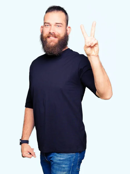 Jovem Loiro Vestindo Camiseta Casual Mostrando Apontando Para Cima Com — Fotografia de Stock
