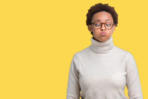 Joven Mujer Afroamericana Hermosa Con Gafas Sobre Fondo Aislado Hinchando — Foto de Stock