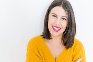 Güzel esmer genç kadın gülümseyen emin ve neşeli ov