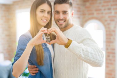 Genç çift, yeni bir eve hareket ediyor, aşkı gösteren anahtarlar 