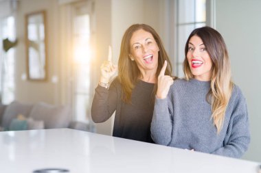 Anne ve kızı birlikte başarılı fikri ile ev işaret parmağını, güzel aile. Çıktıktan ve mutlu. Bir numara.